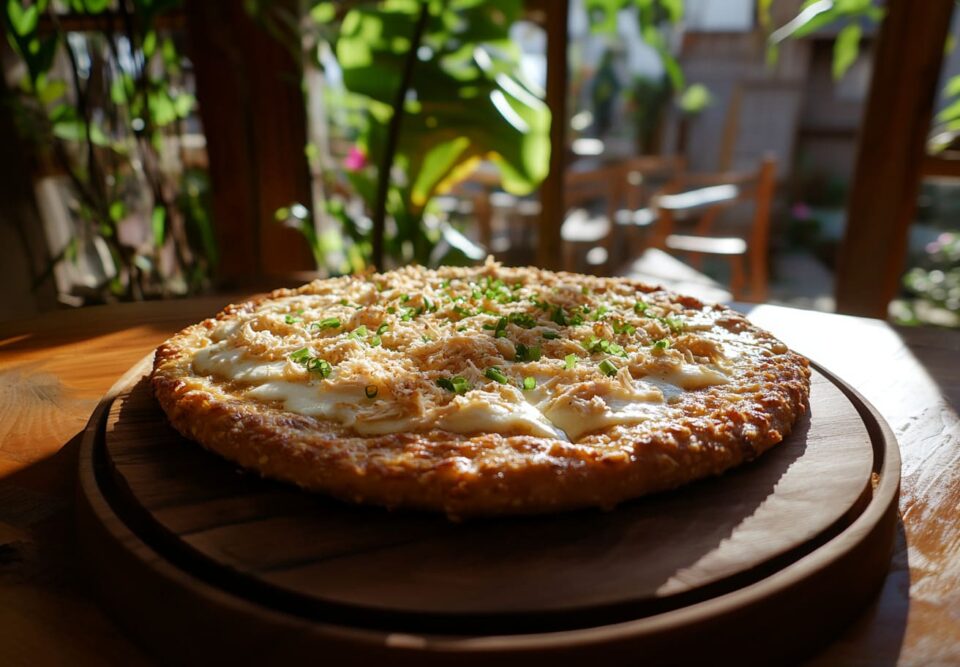 Pizza de avena saludable con topping cremoso, pollo desmenuzado y cebollino fresco.